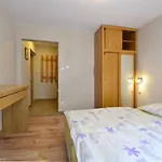 Bed & Breakfast Dworek Lesny *