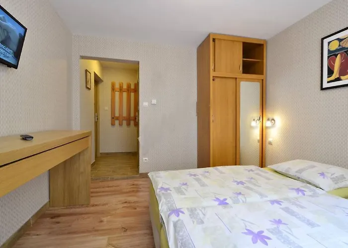 Bed & Breakfast Dworek Lesny *